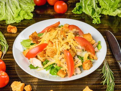 Салат Цезарь с курицей